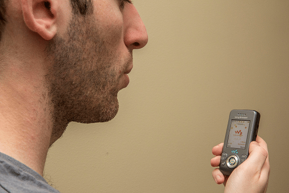 一位用户在测试  SpiroCall，这是一种可以使用任何手机检测肺部健康状况的方式。图像由华盛顿大学提供。